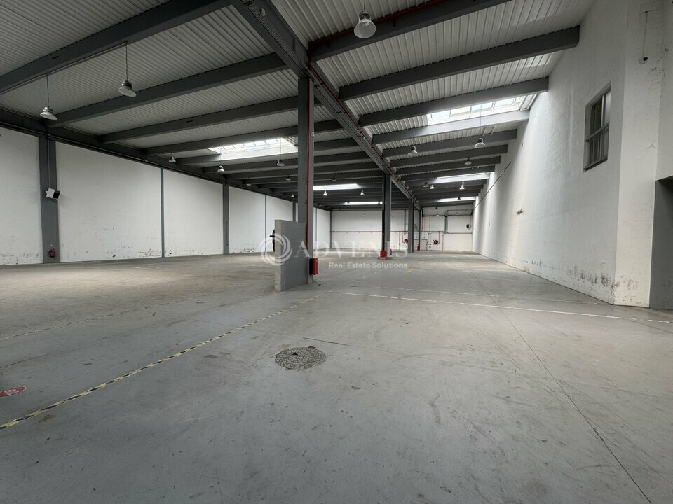 Industrial in Tremblay En France to rent Interior Photo- Image 1 of 12