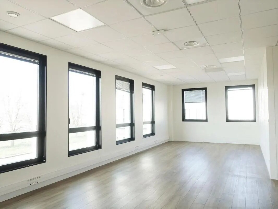 Office in Saint-Priest to rent Interior Photo- Image 1 of 16