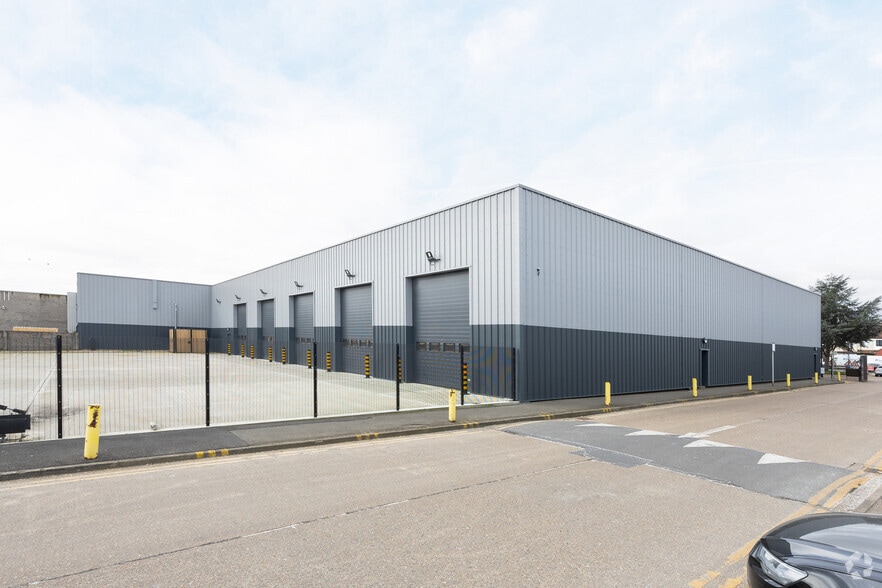 Streatham Rd, Mitcham to rent - Primary Photo - Image 1 of 2