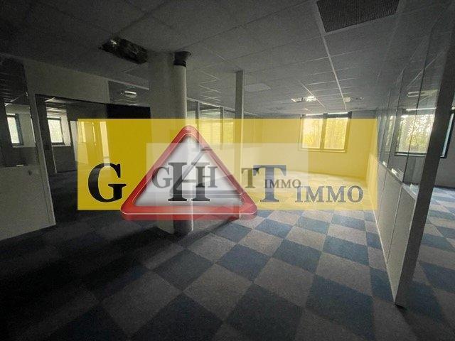 Industrial in Fresnes to rent - Interior Photo - Image 3 of 5