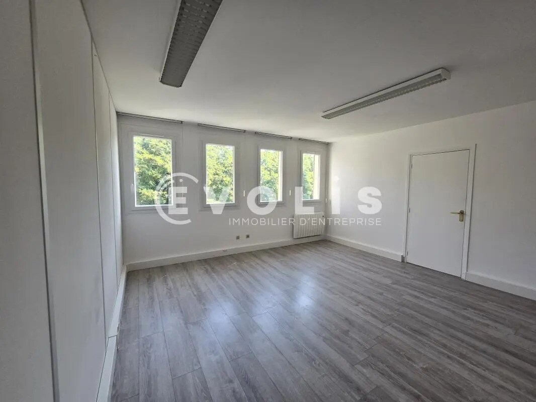 Office in Igny to rent Interior Photo- Image 1 of 10