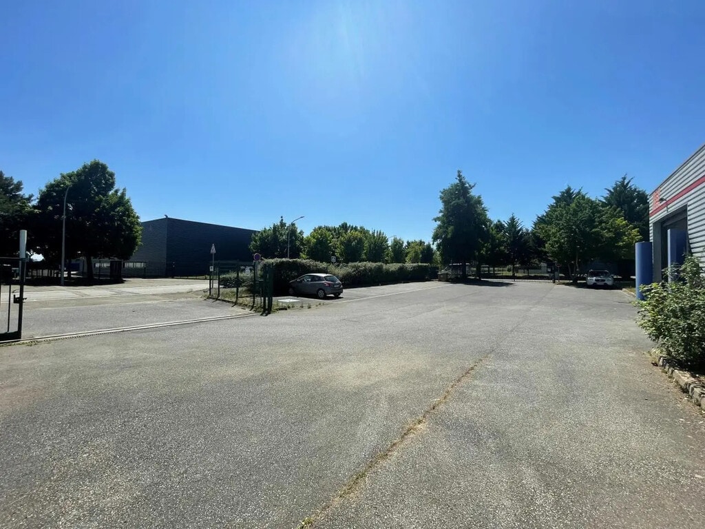 Location Local d'activités 850 m² - Photo 1