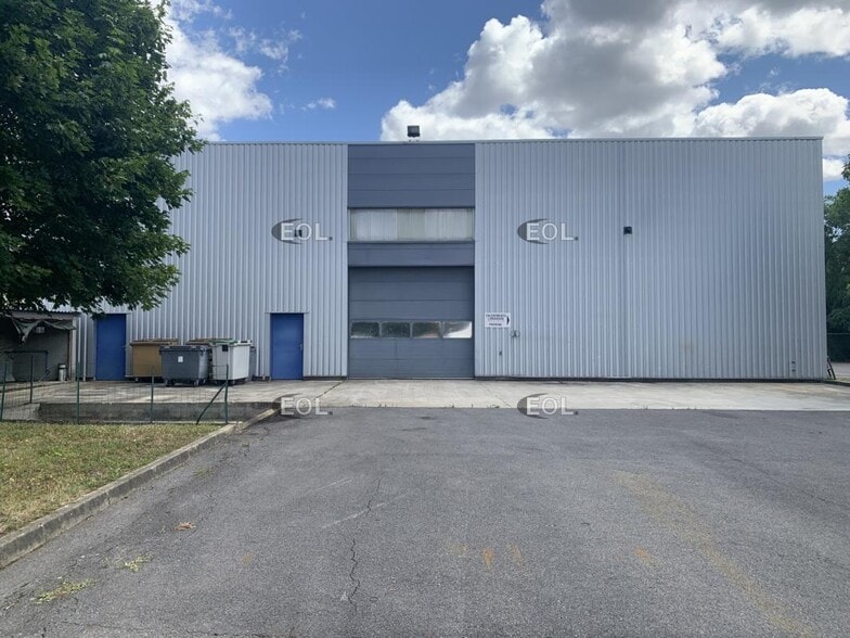 Light Industrial in Le Plessis-Bouchard to rent - Building Photo - Image 2 of 12