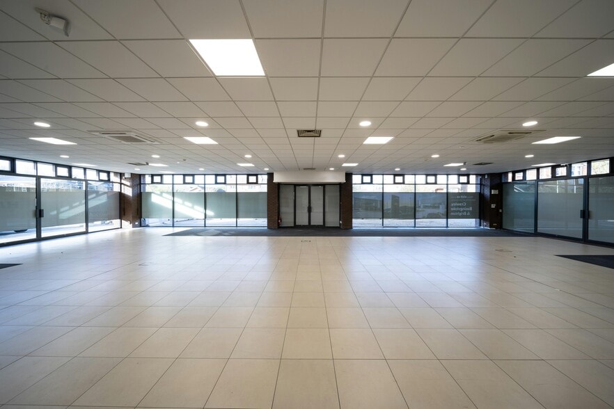 Harwoods Pulborough London Road portfolio of 2 properties for sale on LoopNet.co.uk - Building Photo - Image 3 of 6