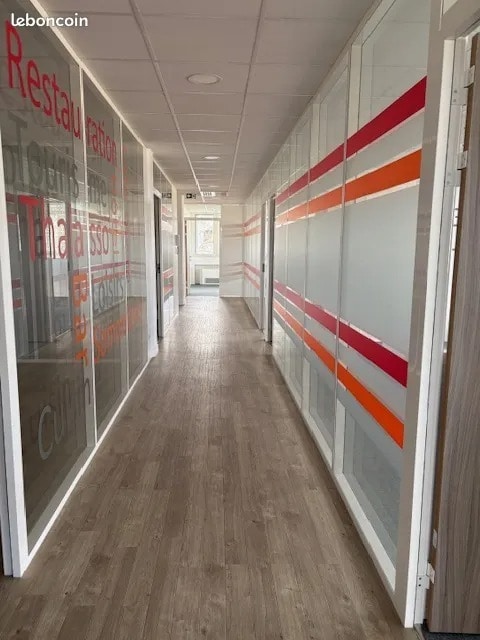 Office in Bron to rent Interior Photo- Image 1 of 8