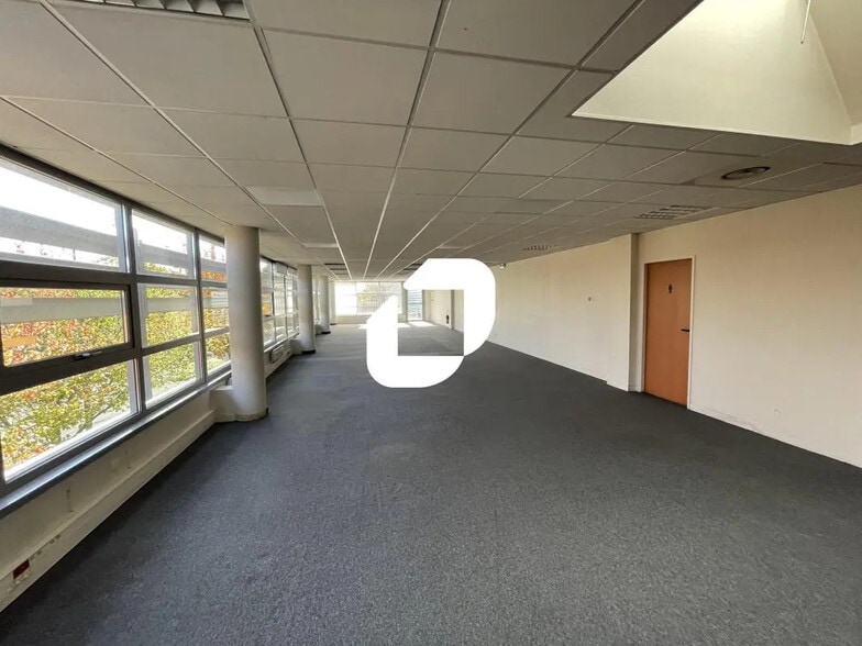 20 Boulevard De L'Europe, Combs-la-Ville to rent - Interior Photo - Image 3 of 5