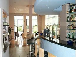 Ferry Ln, Brentford to rent - Interior Photo - Image 2 of 4