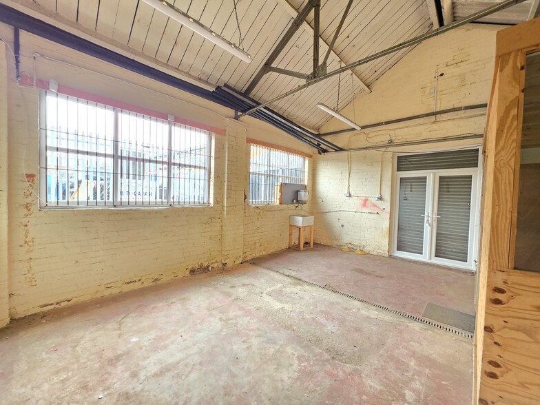 Wheatley Hall Rd, Doncaster to rent - Building Photo - Image 3 of 14