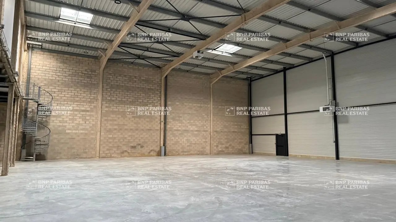 Light Industrial in Trappes to rent Interior Photo- Image 1 of 5