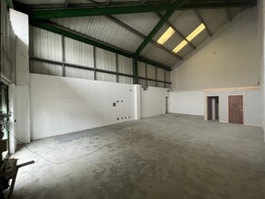 20 Trafalgar Business Centre, Barking for rent Interior Photo- Image 1 of 2