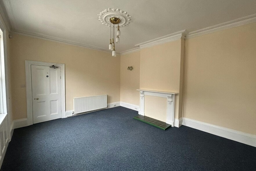 90 High St, Newmarket to rent - Interior Photo - Image 3 of 12