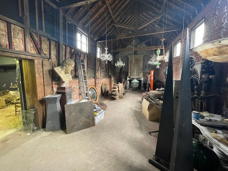 Rear of 38-40 High Street, Bagshot to rent - Interior Photo - Image 1 of 7