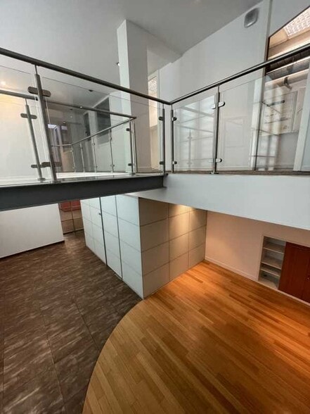 Office in Gentilly to rent - Interior Photo - Image 1 of 17