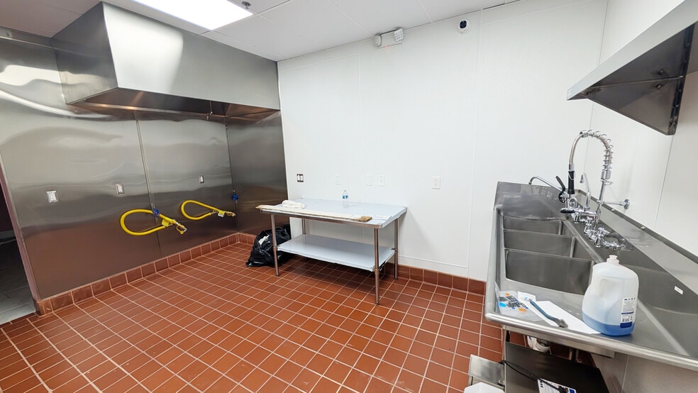 1714 E McFadden Ave, Santa Ana, CA to rent - Building Photo - Image 3 of 11