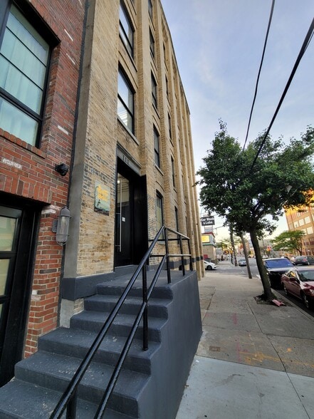 111 Bruckner Blvd, Bronx, NY for rent - Building Photo - Image 2 of 5