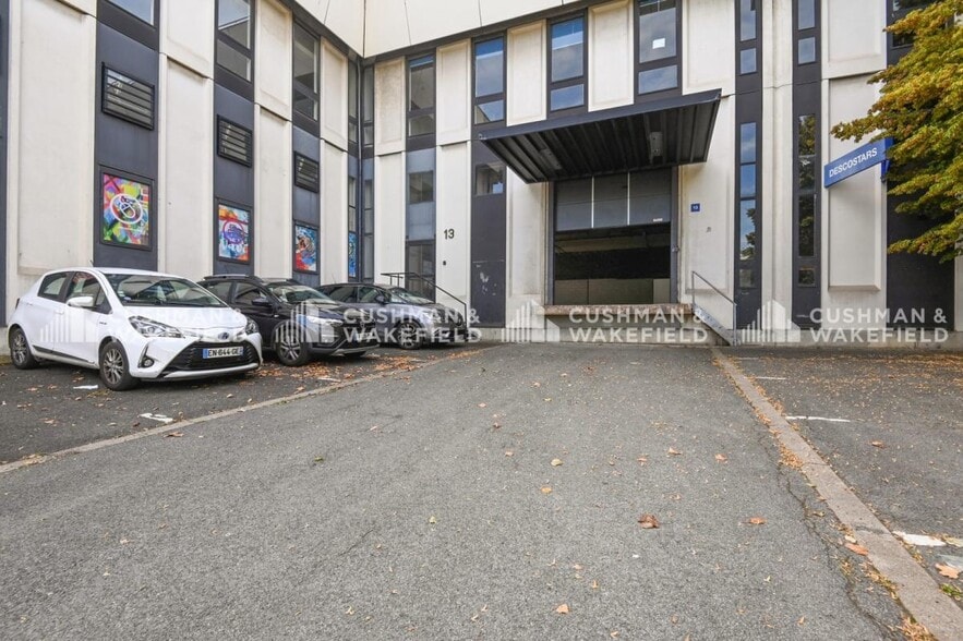 Light Industrial in Rungis to rent - Building Photo - Image 2 of 13