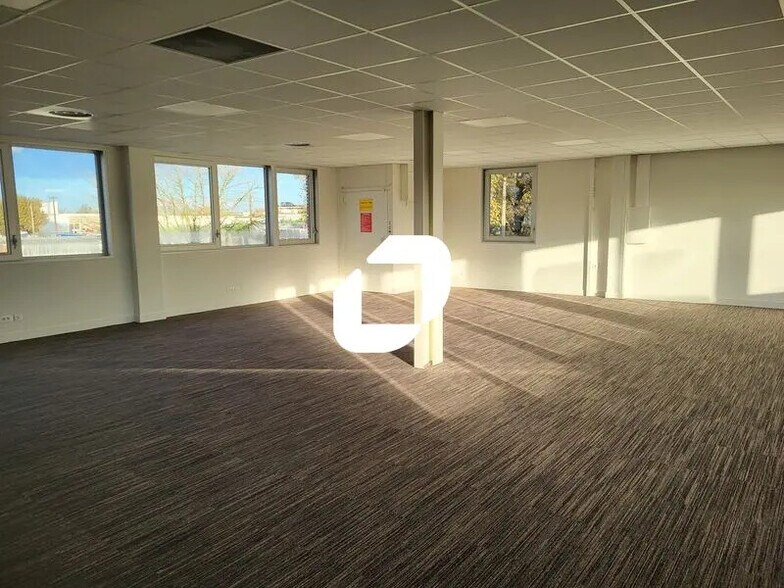 Industrial in Mérignac to rent - Interior Photo - Image 1 of 10