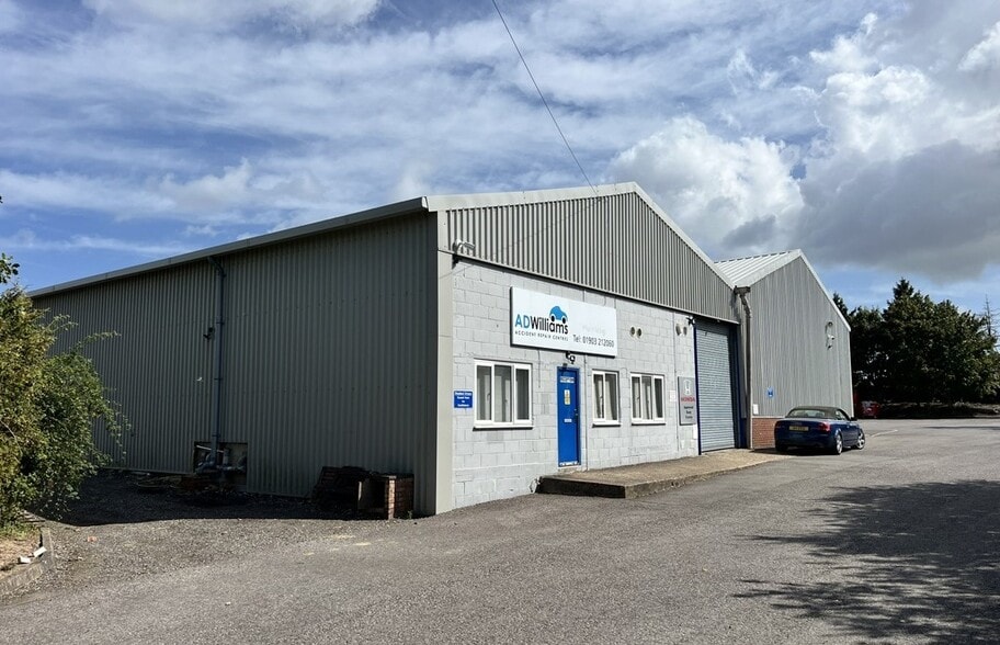 London Rd, Pulborough to rent - Building Photo - Image 3 of 9