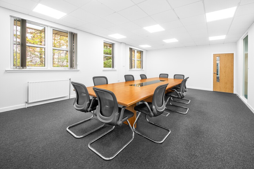 9 Deer Park Ave, Livingston to rent - Building Photo - Image 2 of 5