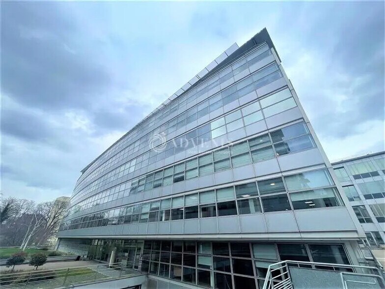 Office in Pantin to rent - Building Photo - Image 1 of 7