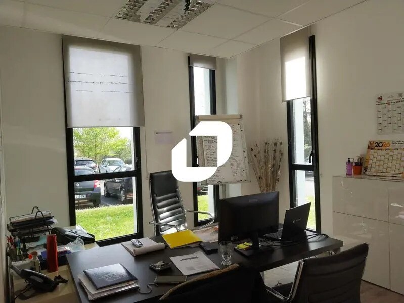 Location Bureaux 139 m² - Photo 1