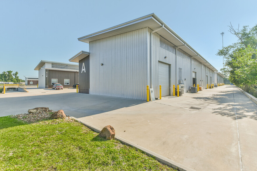 331 Corporate Wood Dr, Magnolia, TX for rent - Building Photo - Image 3 of 27