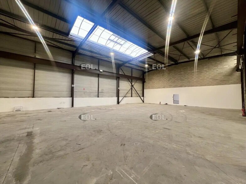 Light Industrial in Le Thillay to rent - Interior Photo - Image 3 of 7