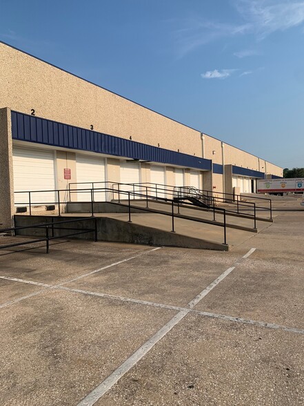 2055 Silber Rd, Houston, TX for rent - Building Photo - Image 3 of 17