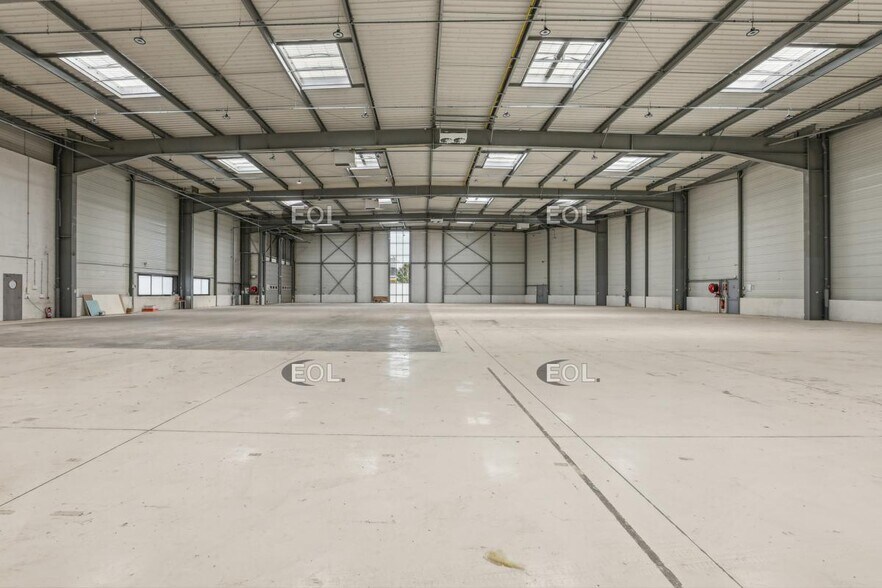 Industrial in Le Mesnil-Amelot to rent - Building Photo - Image 3 of 13
