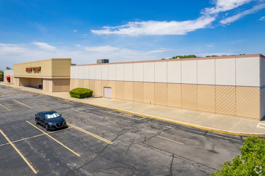 2102 N Neil St, Champaign, IL for rent - Building Photo - Image 3 of 8