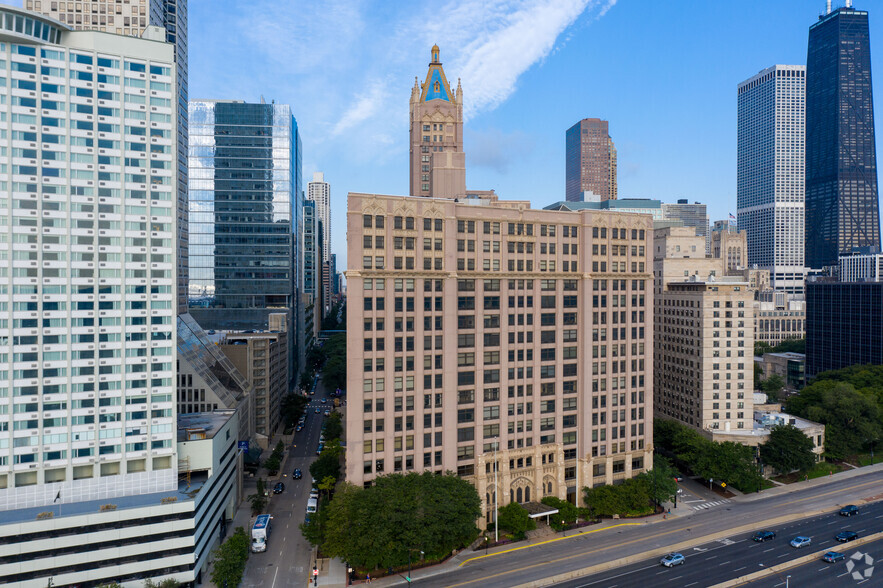 680 N Lake Shore Dr, Chicago, IL for rent - Building Photo - Image 1 of 23