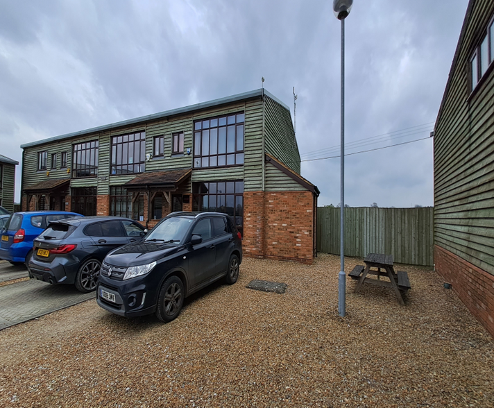 3 The Willows, Milton Keynes for sale - Primary Photo - Image 1 of 1