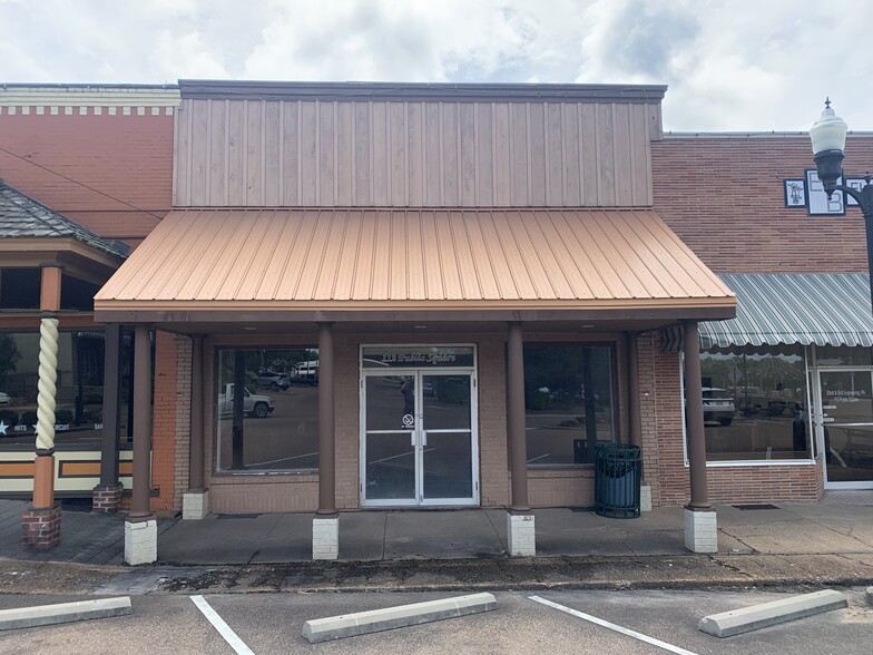 112 Public Sq, Batesville, MS for sale - Building Photo - Image 1 of 1