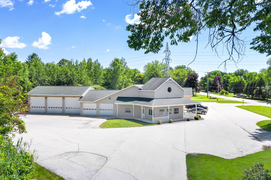 1512 Sunset Beach Rd, Suamico, WI for sale - Primary Photo - Image 1 of 1