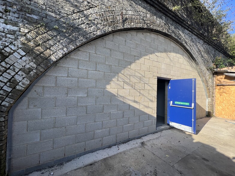 364-368 Winchelsea Rd, London to rent - Building Photo - Image 3 of 3