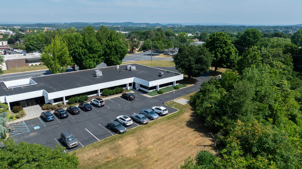 850 N Wyomissing Blvd, Wyomissing, PA for rent - Building Photo - Image 1 of 39