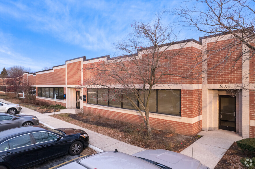 1530-1558 Barclay Blvd, Buffalo Grove, IL for rent - Building Photo - Image 2 of 33