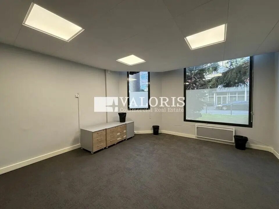 Office in Lyon for sale Building Photo- Image 1 of 16