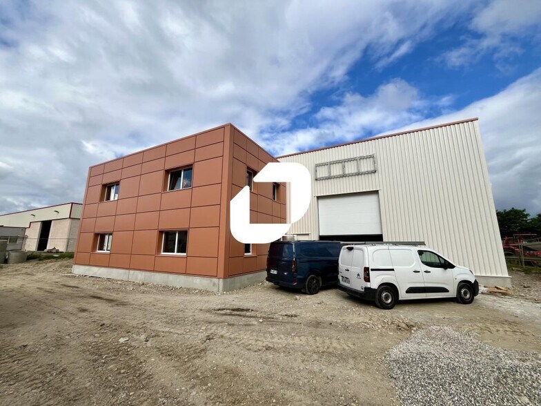 Light Industrial in Chassieu to rent - Building Photo - Image 1 of 5