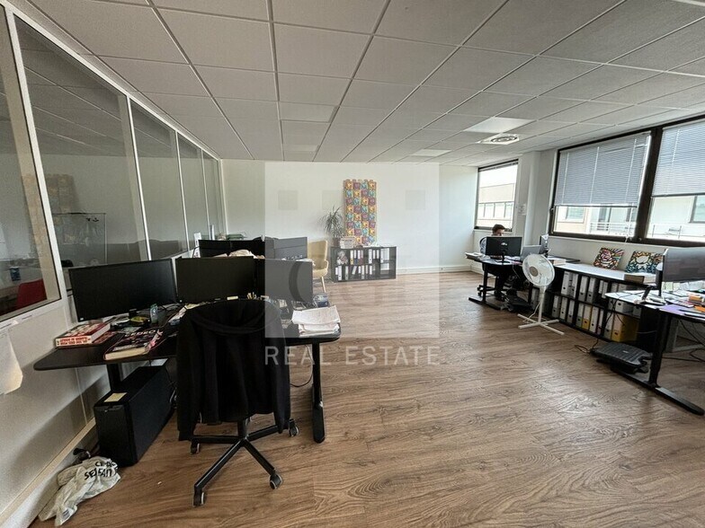 470 Route Du Tilleul, Cailloux-sur-Fontaines to rent - Interior Photo - Image 2 of 10