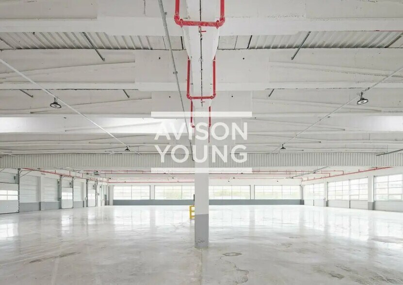 Light Industrial in Gennevilliers to rent - Interior Photo - Image 2 of 12