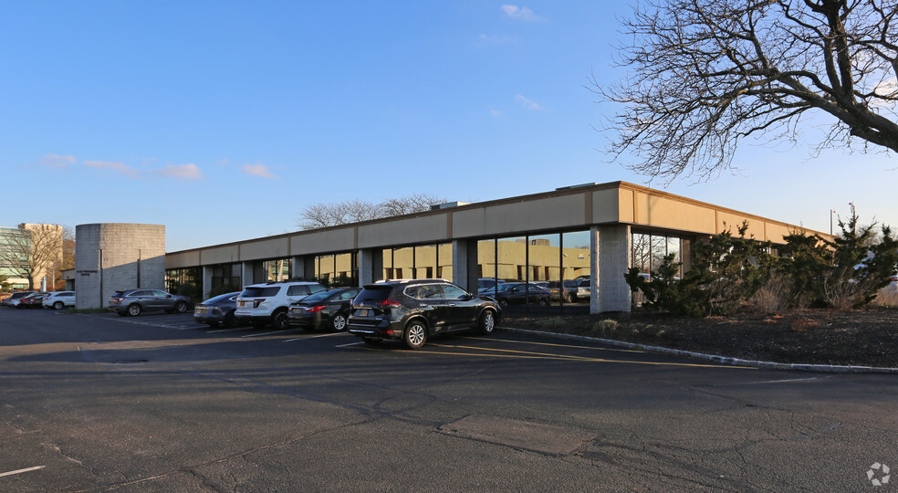 135-175 Froehlich Farm Blvd, Woodbury, NY for rent - Building Photo - Image 1 of 30