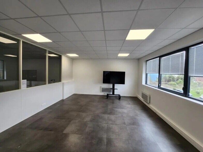 17 Rue Georges Melies, Cormeilles-en-Parisis to rent - Interior Photo - Image 3 of 6