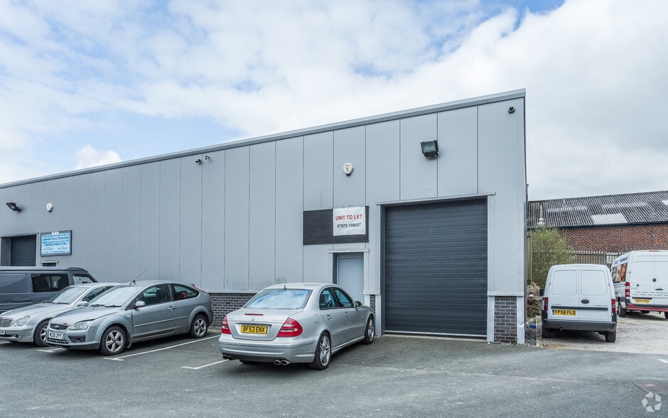 Broadway, Hyde to rent - Building Photo - Image 2 of 3