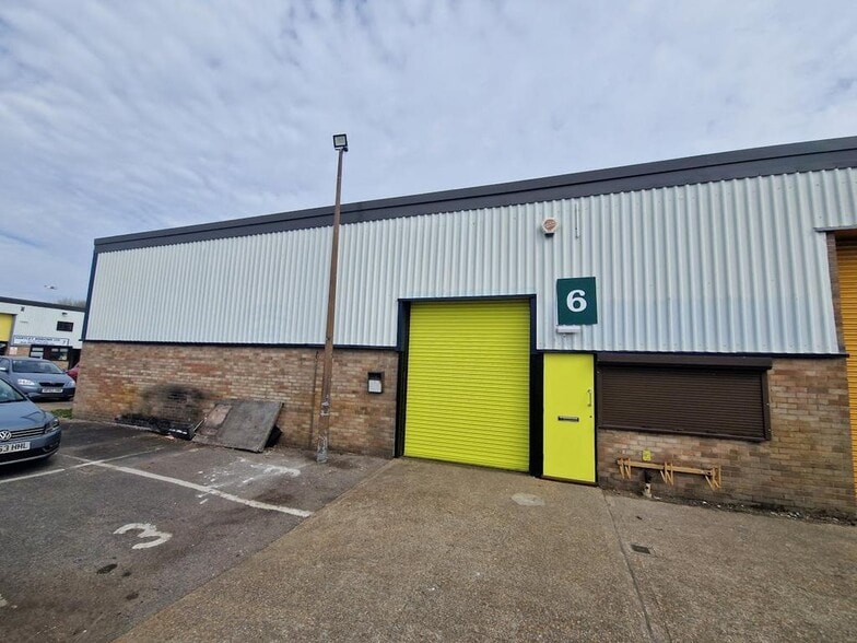 Limberline Spur, Portsmouth to rent - Building Photo - Image 1 of 1