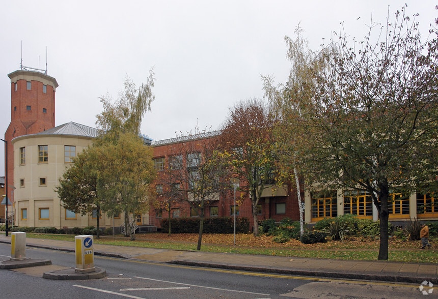 323 High St, Epping to rent - Building Photo - Image 2 of 32