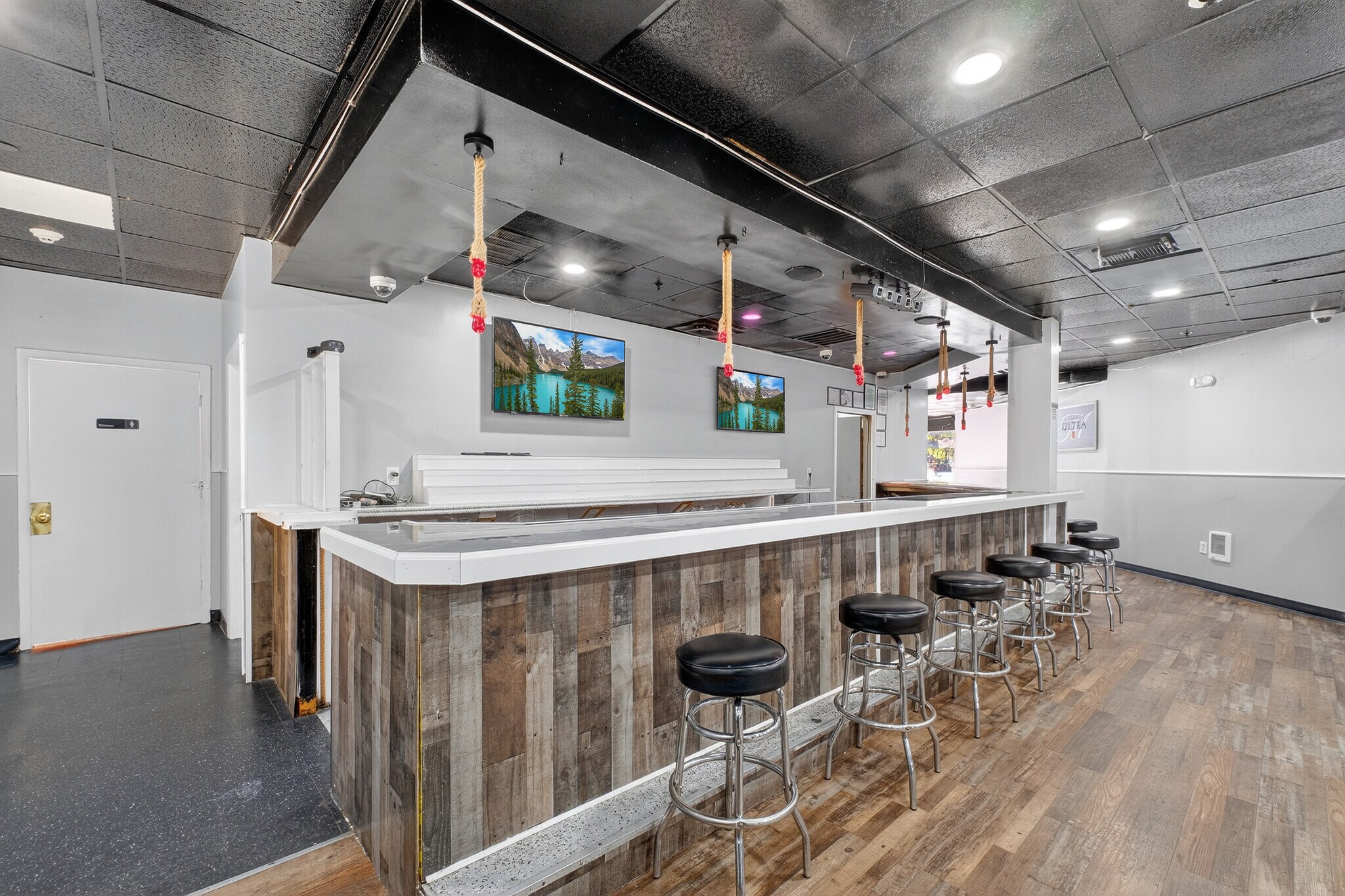 1220 Oregon Rd, Cortlandt Manor, NY to rent Building Photo- Image 1 of 27