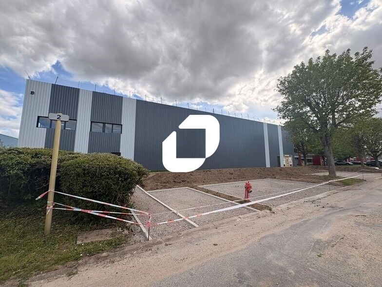 1 Rue Jacques De Vaucansson, Saint-Ouen-l'Aumône to rent - Building Photo - Image 2 of 24