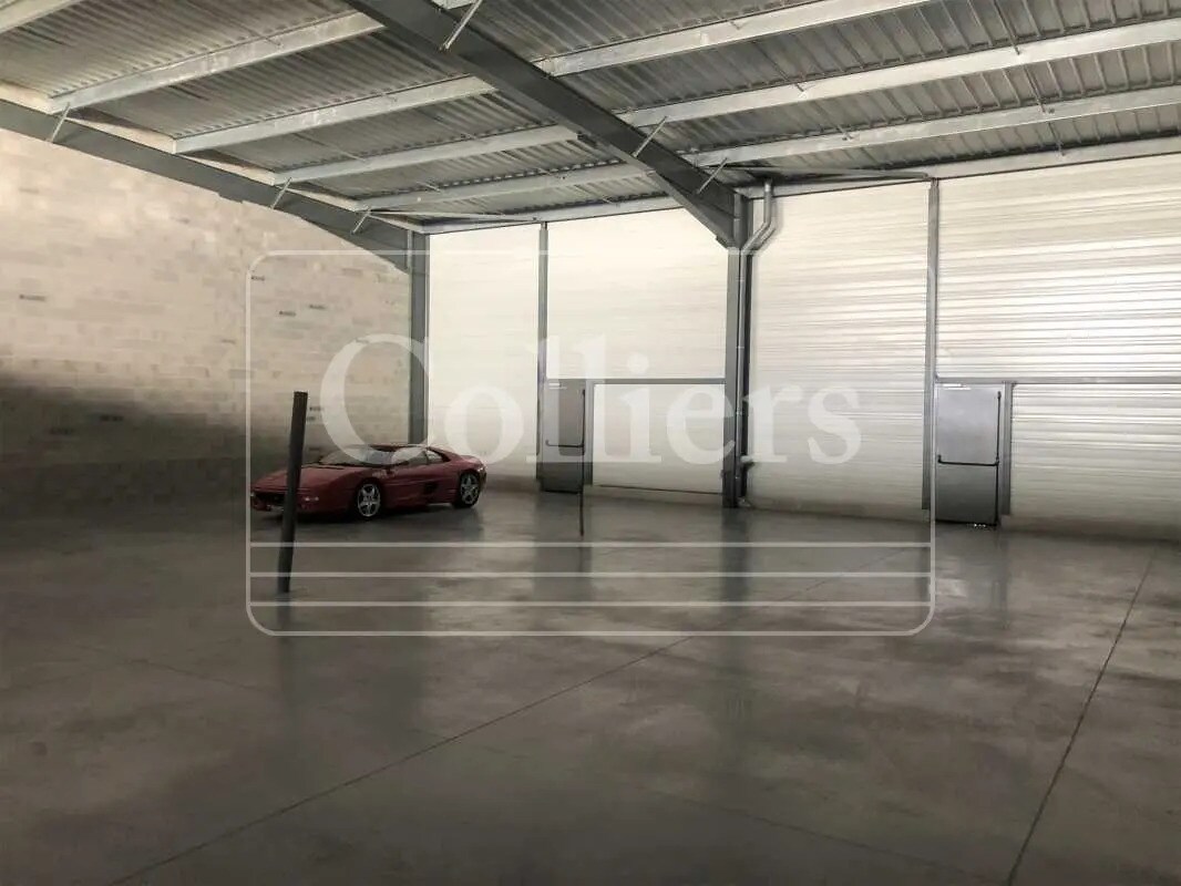 Light Industrial in Éguilles to rent Interior Photo- Image 1 of 5