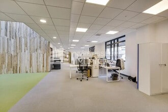 Light Industrial in Ivry-sur-Seine to rent Building Photo- Image 1 of 3